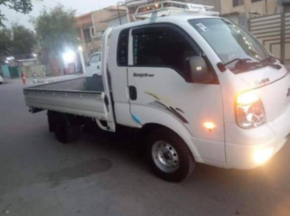 السلام عليكم كيا  موديل 2006رقم بغداد انكليزي باسمي تحويل مباشر مكينه 3000مفتوح سياره 
نضيفه مكاني بغداد السعر  82وبيه مجال 
***********
