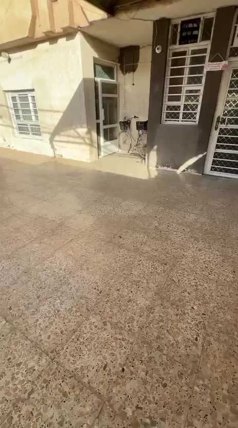 #للبيع  دار طابقين  موقع  مميز طابو  ملك صرف 🏛
 مساحه 210 متر 🏡
واجه 11متر 🏡
نزال 20متر

يتكون الدار من طابقين الطابق الأول 🏡  
استقبال  🏡
صاله 🏡
غرفه نوم🏡
مطبخ 🏡
صحيات داخليه وصحيات خارجيه مع ترك على داير البيت بعرض متر واحد 
البناء طابوك والسقف صب مسلح 🏡
 الطابق الثاني 🏡
غرفتين نوم 🏡
مخزن صغير

باقي التفاصيل موضحه في مقطع فيديو 
الموقع بابل قضاء المحاويل نزله الكفيل قرب مولده علي شاكر 

🌿🌿🌿🌿🌿🌿🌿🌿🌿🌿🌿🌿🌿
#للإستفسار اكثر او معرفة السعر يرجى الاتصال على الرقم ***********
