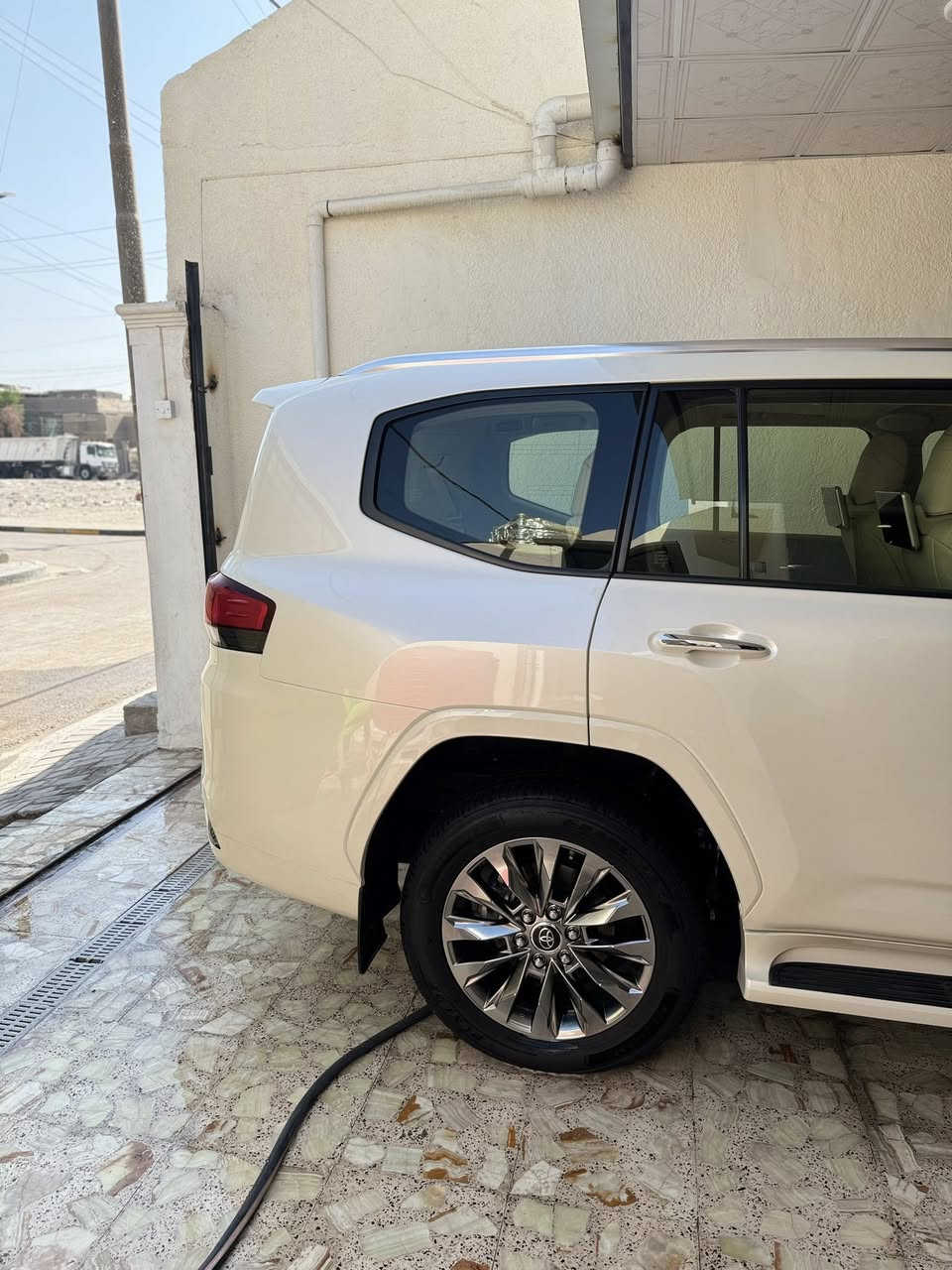 السلام عليكم لانكروز2022 توين تيربو السياره جديده كلش السياره مغلفه نانو بل كامل تخم تاير جديد  السياره ماشيه 27حقيقي تجي وتفحص كفاله عامه السياره مكفوله من الزلغ رقمي السعر 670وبيها مجال للطيبين رقمي***********
