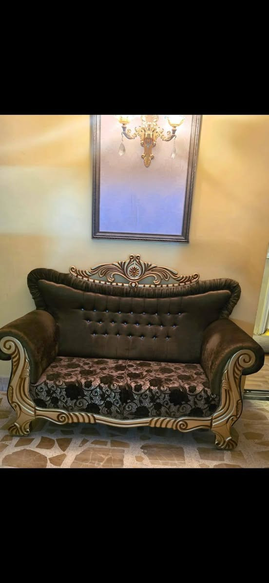 يوجد طقم قنفات جديد ١٠ مقاعد ثلاث قنفات واثنيم كرسي بسعر قفل ٦٥٠ جديداتصال على رقم *********** بغداد السيدية
