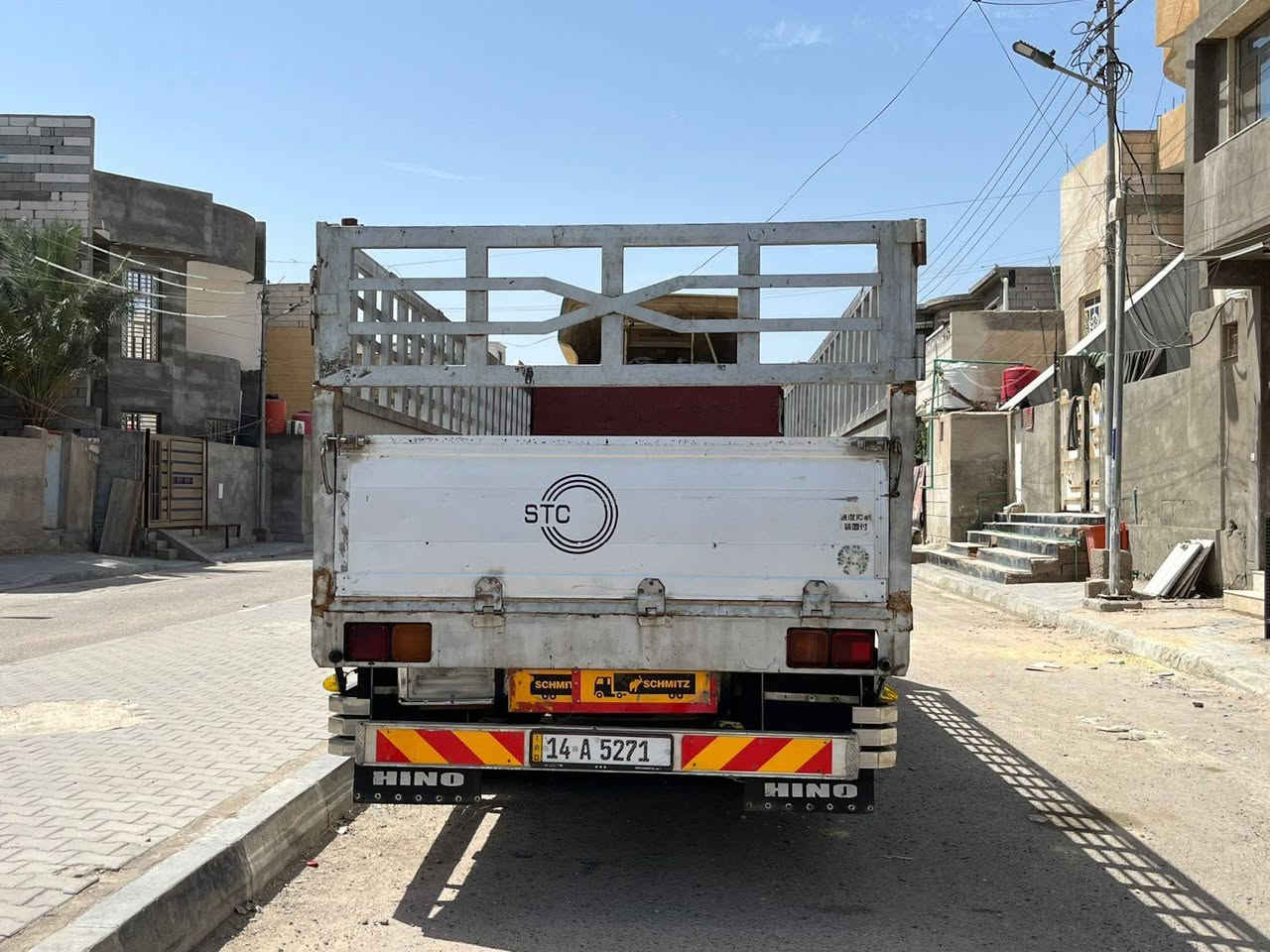 هينو انكر للبيع مكينه 80فول عادي خط واحد 6وربع بلاد رقم بصره انكليزي 4قطع بديه تخم تاير خلفي 19ونص امامي 17ونص سياره جديده مكانه بلبصره /***********/***********/سعره (٢٣٠) بيه مجال
