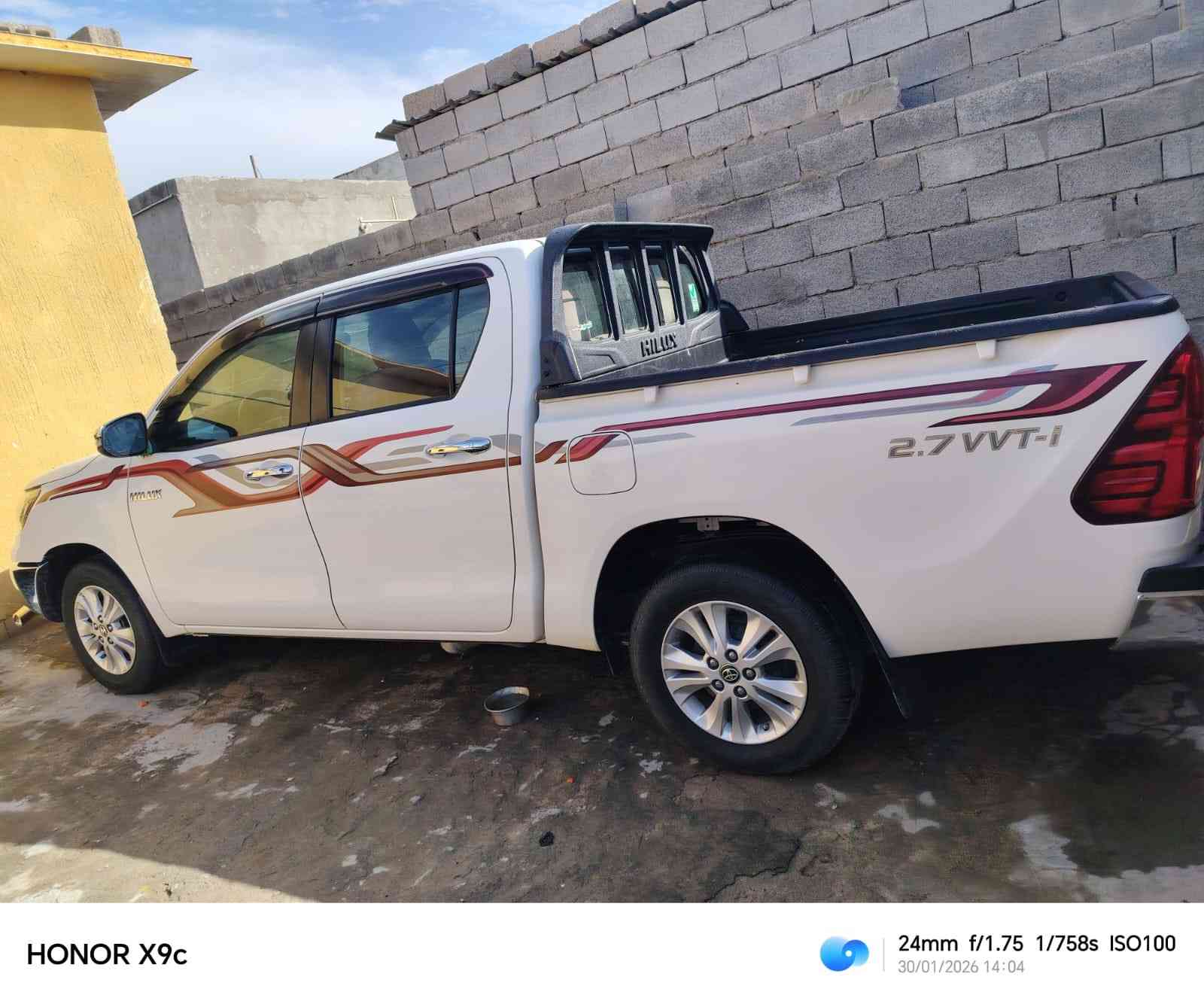 السلام عليكم هيلوكس موديل 2021 اوتماتيك مكفولة من كلشيء بيها بارد قليل باحد البيبان موقع السيارة البصرة الشعيبة رقم صاحب السيارة ***********
