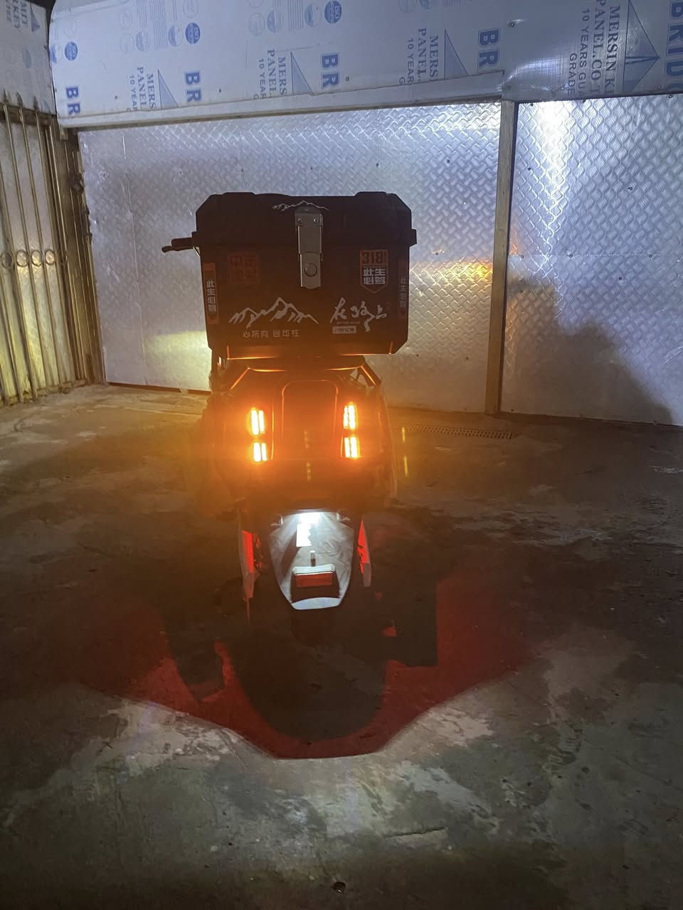 سلام عليكم دراجة شحن -بصمةسويج مستعملة أقل من أسبوع مكاني بغداد حي المعلمين رقم واتساب *********** السعر مليون 100وبيها مجال اخوان الدراجة بعدها بل جيس
