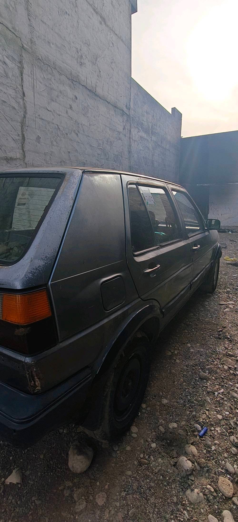 سيارة فولكس فاجن للبيع، حالتها جيدة جدًا بالنسبة للعمر. داخليتها مريحة ونظيفة، والمكيف يعمل بشكل ممتاز. إطارات جديدة ومحرك يعمل بشكل جيد. مناسبة للمدينة والسفر.