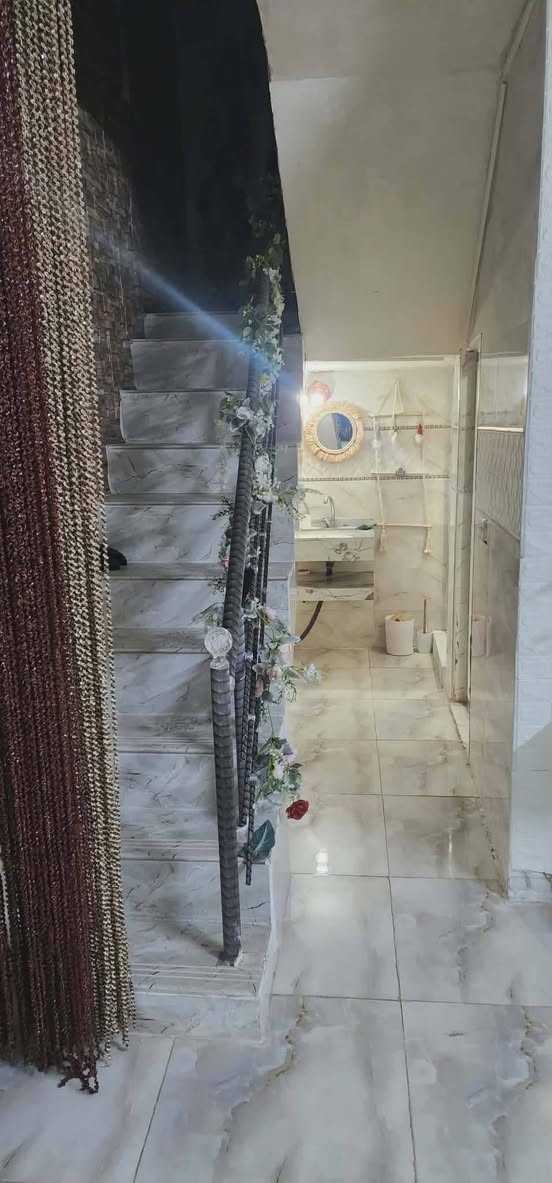 سلام عليكم )📢📢📢
—————————
#دارللبیع رقم 
مساحة ١٦٠متر 
#فول سيراميك طابق ونص غرفتين نوم مطبخ  هول  استقبال تواليت حمام دخلي درج داخلي 
طابق الثاني بيتونه واسعه كمخرن 
#الموقع حي الاسرى 
#فرع جامع العدل  
#استفسار***********

