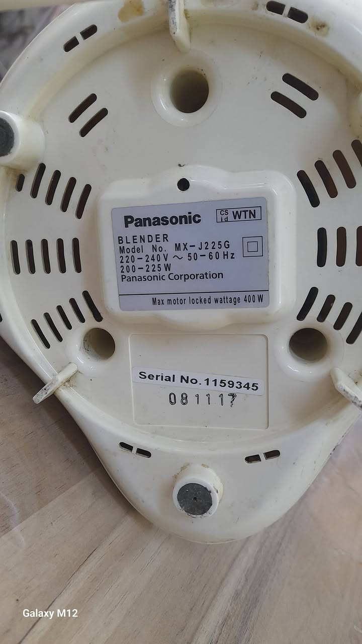 خلاط عصير كلش نضيف وشغال بنسونك صالة ٢٥ سنة واستعمال قليل ووياه الدولكة مالتة وطاحونتين وحدة بيهة فطر وحدة نضيفة واي استفسار موجود وتساب ***********
