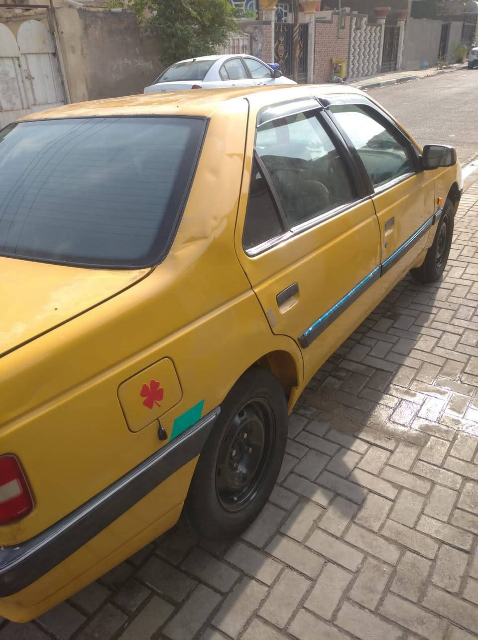 سلام عليكم بيجو 405سياره كفاله عامه حداديه جديده تايرات جدد رقم جديد سنويه جديده رقم جديد درايك البغداد المكان بصره سعر 35وبيه مجال حك جيه متواجد وات ساب***********
