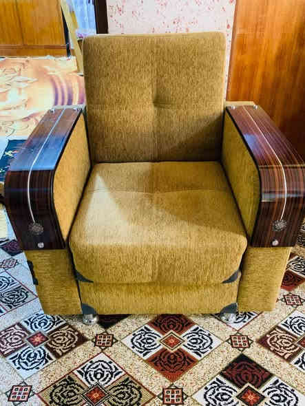 السلام عليكم تخم 10مقاعد  ينقلب يصير سرير جدا جدا نضيف واستعمال قليل اي ضرر مابي 
الهاتف/0773 371 8029
السعر/300وبي مجال
مكاني/ واسط مزرعه الصويره
