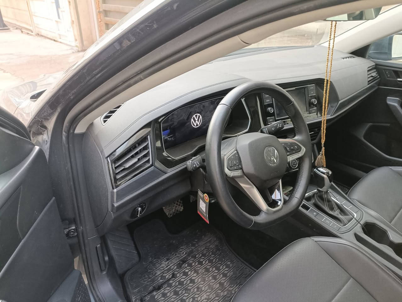 السلام عليكم  ..
للبيع
jetta 2023 Se 
ماشية 9000ml فقط 
سيارة نظيفة جدا وبلادي 
للتواصل  ***********
