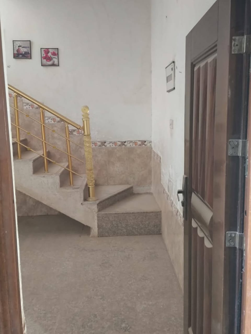 بيت للبيع:
حي الأمام الصادق ع طابق ونصف 
الأرضي استقبال مع صالة وغرفة  ومطبخ 
الاستقبال (6* 5) وصالة (5×4.5) وغرفة نوم (4*4) ومطبخ (4×3.5) ويحتوي على حمام داخلى غربي وخارجي شرقي 
فيه بناء فوق صالة (6* 5) وفوق الصالة بيتونة 
 المساحة 125متر مربع  الواجة 10 والنزال 12.5البيت ركن موقع ممتاز نهاية فرع الكوافير غصون 
الكهرباء بوري دفن وليس سيمنس 
والماء بوري ابو 3/4 
السطح كونكريت بماء Ro
والارضية گرانيت
التواصل على الارقام بخصوص السعر
 ***********
ومن يريد أن يطلع على تفاصيل البيت من الداخل يتصل على الرقم التالي
***********
