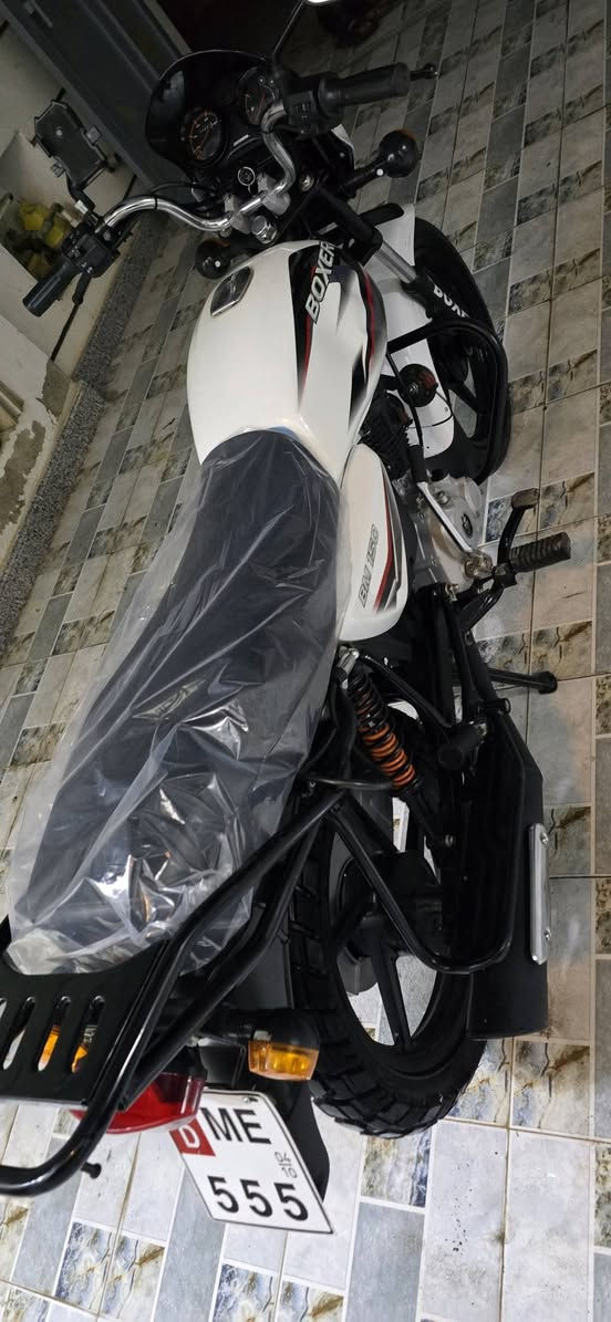 دراجه بوكسر هندي باجاج 
موديل 2023 طالعه بنهايه سنه 2025 بشهر ال12 
بعده زيرو يعني كفاله عامه اوراق كامله اصولي مو سنكر يعني تروح ترقم كبل دراجه فول جداديه رجائا الي ميعرف سعره ليكسر بيه شباب للمراوس بيسي اكس جيل ثاني فمافوق لو فورزه صفر ١٠ رمبه أكرر شباب رمبه مكاني كوت *********** 
97783583520
