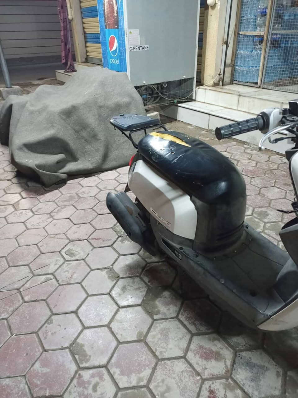 سلام عليكم بوليس للبيع مستعجل 400 وبيهه مفتوحه مره ***********
