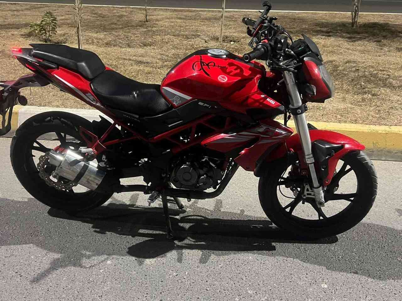 السلام عليكم دراجة بنلي 150 رقم بغداد تحويل مباشر الدراجة بعدها وكاله كير مكينه شاصي كفاله السعر ٢٥٠٠ وبيها مجال بسيط عنواني بغداد حي الجهاد الرقم ***********
