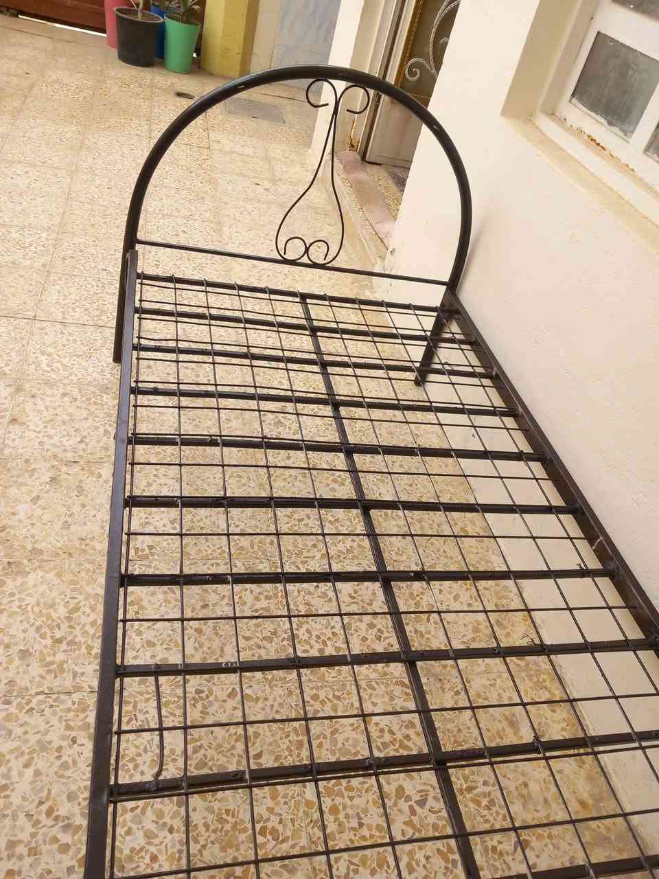 توجد قريوله  حديد نظيفه جدا للبيع   الشراي يتصل.  على الرقم
***********
