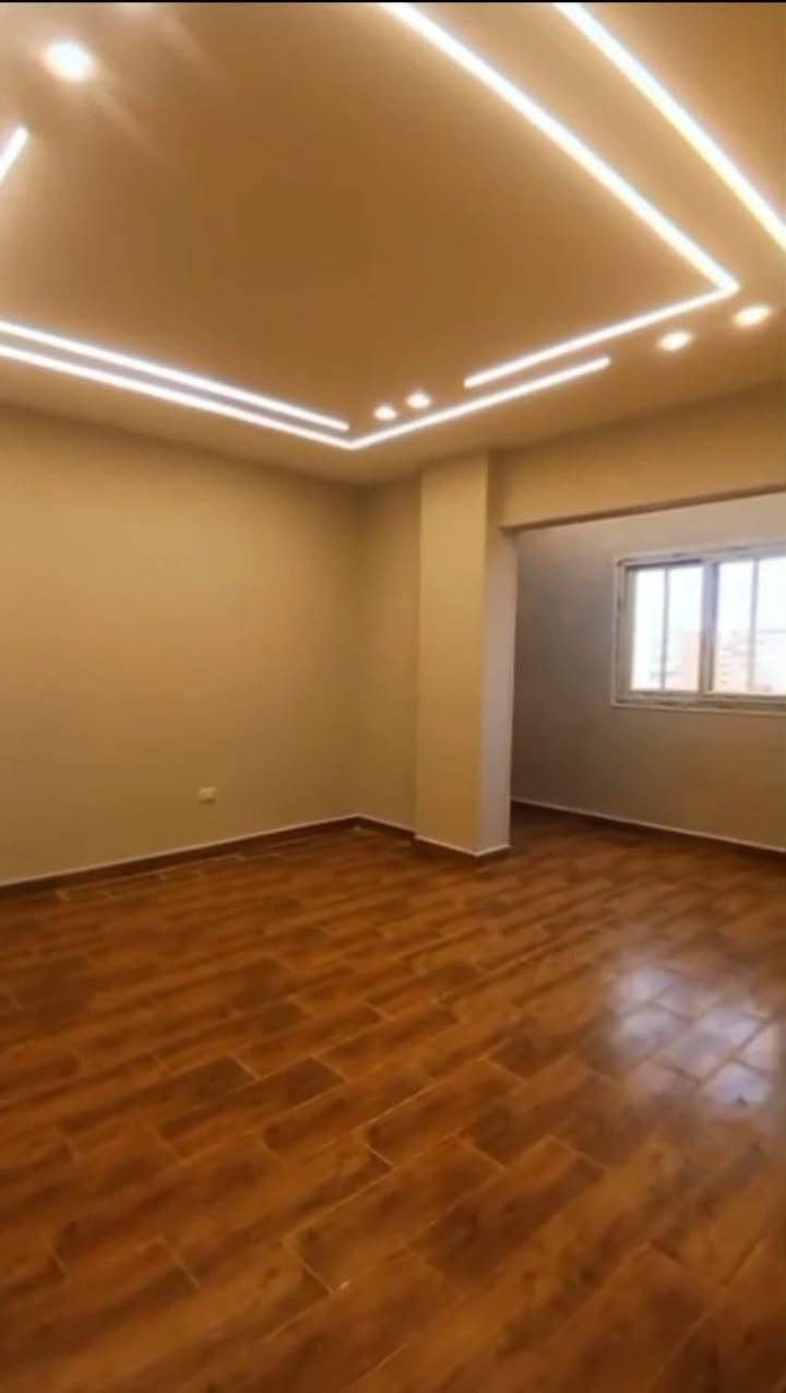 شقة للبيع بمساحة 250 متر (اول سكن)
شارع عمر حنفي بين مكرم عبيد وعباس العقاد
مكونة من 3 غرف + 2 حمام + ريسبشن + مطبخ + بلكونة
كاملة المرافق - مسجلة شهر عقاري - واجهة امامية غير مجروحه 
للتواصل والمعاينة كلمني واتساب 01023226053
يوجد لدينا وحدات اخرى للإيجار والبيع


**إذا كنت صاحب هذا الإعلان وتريد حذفه لأي سبب، رجاءا أرسل رسالة إلى الدعم الفني**