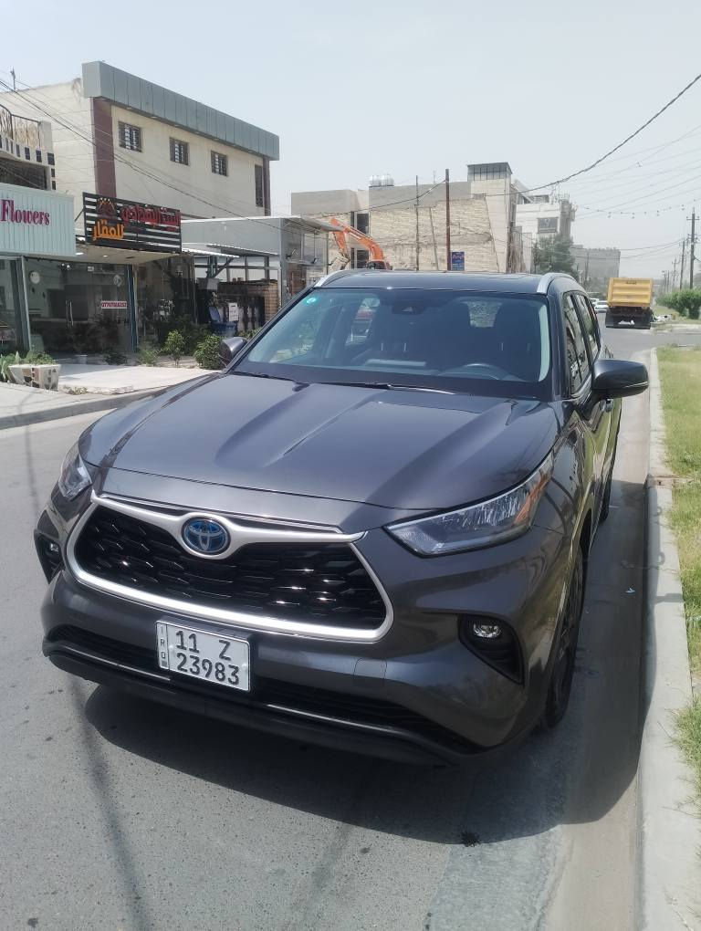 السلام عليكم . 
تويوتا هايلاندر 2023 فئة xle ((هايبرد)) 7 راكب
العداد .. 8000 ميل 
فتحة سقف
3 قطع تبريد تحكم خلفي منفصل 
بصمة تشغيل وابواب دخول ذكي 
رادار امامي وجانبي وخلفي 
نقطة عمياء 
هيترات ضباب بالمري الجانبية 
تحديد مسار 
تحديد سرعة
مانع انزلاق
شاشة كبيرة تدعم كار بلي ناطقة 
كاميرا خلفية 
فور ويل 
انارة ترحيب 
دواسة خارجية 
3 انظمة قيادة ايكو و نورمال و سبورت 
كراسي الامامية كهرباء وجنطة كهرباء 
كشنات جلد تدفئة 
كراسي خلفية منفصلة v i p 
هند بريك اوتو 
تبريد بيانو 
بردات سحب بلادية 
شاحن موبايل لمس
الحادث موضح بالصور تبديل بنيد والجاملغ تعديل بارد باب السايق ايرباك ستيرن والجانبي باب السايق طاك مرقمة بغداد دولي جديد 
السعر 30000 $$$ 3 شدات 
العنوان المنصور 14 رمضان 
ابو محمد *********** بغداد, العراق
