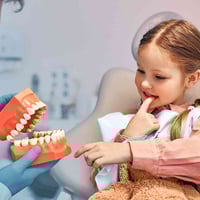 الي  طفلة يعاني من مشاكل ب اسنانة من تسوسات إلى احتياج قلع او يحتاج وض...