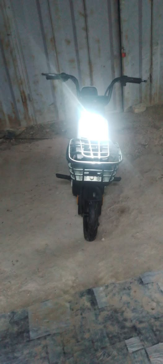 السلام عليكم دراجه شحن حجم 14
4 باتريات 
سرعه 60 
تمشي 25 كيلو 
بصمه+مفتاح 
لايت تشغيل ضعيف وبي قوي 
الدراجه شحن وبيها بايدر يعني تصير هم بايسكل وجديده بعدها مثل بصوره كدامك 
شاشه للشحن وليس للسرعه سرعه ثابته 60 
للتواصل والاستفسار على الرقم التالي ***********
