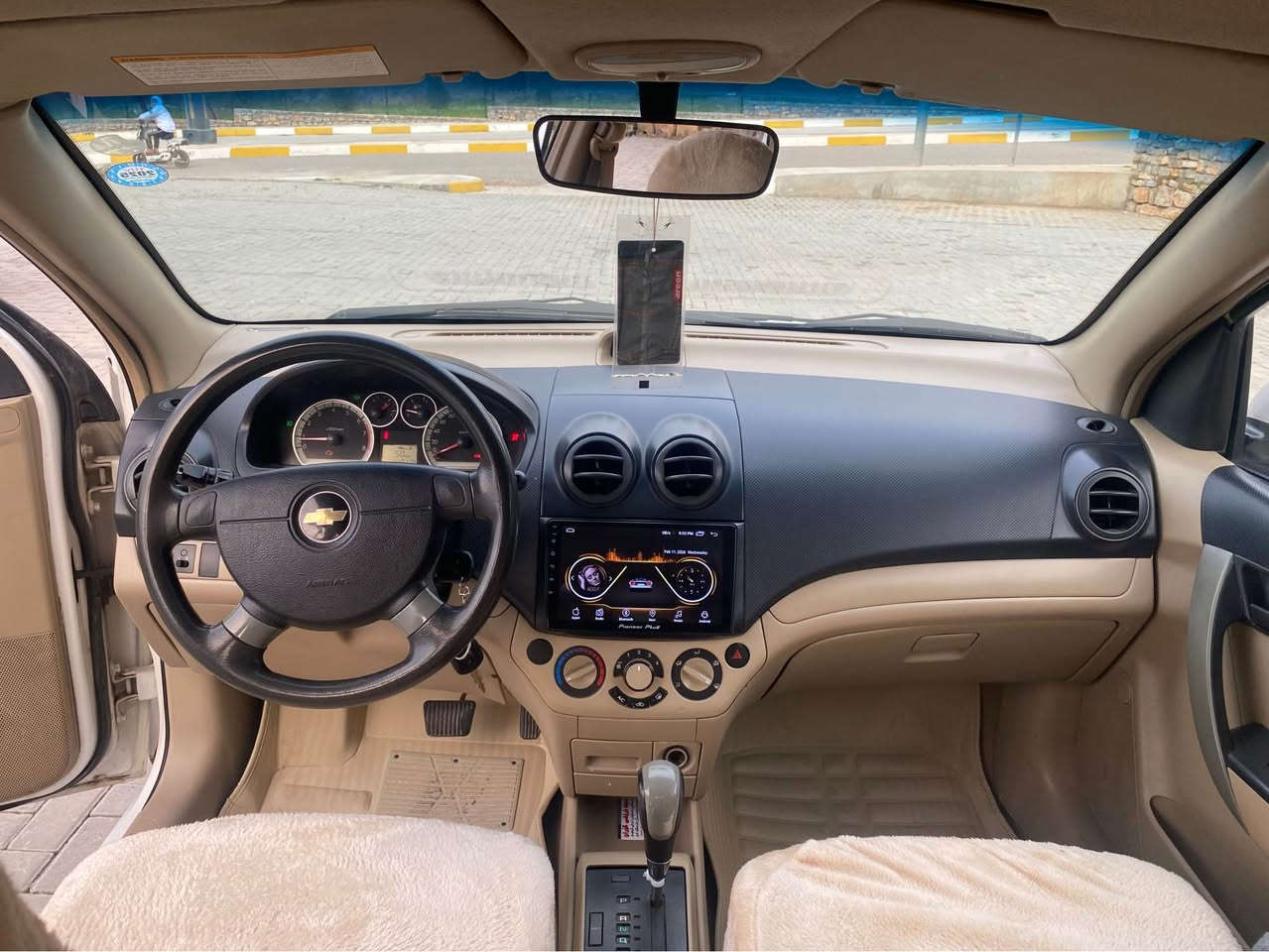 سەرەتا بە ناوی خوای گەورە و میهرەبان

فرۆشتنی خێرا

شۆفرلیت ئەڤیۆ

مۆدیل ٢٠٠٩

سپی بەفری

مواسفات خلیجی ناو زەرد و گیر تۆماتیک و چوار جام کارەبایی و گیر تۆماتیک و کەلە و عەینە و دەبل گیچ و قفل مرکزی و دەبل ایرباگ و شاشە ئایپاد و کامیرایە و تەبرید گەرم و سارد و زۆر مواسفاتی تر..!

نموونە لە جوانی و پاکی

گیر و مەکینە و کارەبایی و تەبرید و تەقە و رەقە و تندوتۆلی بەشەرت چرکەی تیدا نیە

گیر و مەکینەی بەشەرت نەکراوەتەوە و دوکەل و بوخار و سەرف و چەوری بەشەرت

مەکینە گەورەیە مەرخوب

دوو پارچە و دوو پەلەی بۆیاخە بەبی ناوگرتن  چەکوشی پیوە نیە

دەعم و لیدراوی بەشەرت

سۆنەریم داناوە.!

پیش و دوای کەپسە سەقف و شان و چواردەوری جوانە

سەیارەکە یەک دەستە و رەقەم و سەنەوی و ژینگە و بانی تا کۆتایی ٢٠٢٧ تازەیە و تحویل و خرامە و بە ناوکردن بەشەرت

٤ تایە و ویلی لۆکی بیلادی لە ژێرە

تاقم کوشن و گاعی تازە تیگیراوە

ناو دەری زۆر جوان و پاک ماوەتەوە

هەموو گیانی لەسەر دەقی بیلادی ماوەتەوە

ماڵی دۆستە و دیناریک مەسروفی نیە

بۆ عەیب و عار پرسیار مەکە.!

شوین// هەڵەبجەی شەهید

سعری// ٦٢ گڵا و مجالیکی برایانەی تیدایە

کۆرەک ***********

ئاسیا ***********

واتساب و تیلگرام و ڤایبەری لەسەرە.! حلبجة, السليمانية
