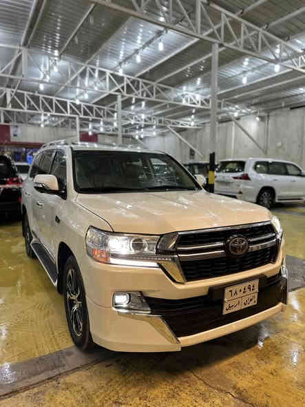 #معرض_بيت_شريجي_لتجارة_السيارات👑
العنوان:كوت حي لحكيم شارع العماره 🧿
عرض اليوم الوحش لاندكروز 2021 جيهان مكملة ✈️ فول لفول  والسياره بيها 3 قطع صبغ السونار مرفق مع الصور وسعرها 455 وبيها مجال بسيط 
#تويوتا_لاندكروز
اللون: ابيظ white
عداد المسافات:106km
المواصفات:  رقم اربيل تحويل او وكاله عامه  
6 سلندر سياره كلش جديده وجاهزه من كلشي تخم تاير جديد 
سلايد(فتحة قمارة)
كراسي جلد
كراسي اثنين كهرباء
تبريد خلفي شاشة
شحن الهاتف لاسلكياً
ثلاجه
كروس سرعة
فول تحكم استيرن
شاشة عرض الاعطال
صندوك كهرباء(شفط)
فتح صندوك تلقائيا  
دبل كير(عادي+اوتوماتيك)
ناقل حركة 6 نمر
دبل حساس(امامي+خلفي)
نظام تحكم بمستوى الضوء الداخلي
مانع تزحلق
نظام فتح الابواب لاسلكياً
فور ويل
شاشة امامية كبيرة اصلية + شاشات خلفية
كامرة خلفية اصلية
تشغيل عن بعد
دوسات كتابة landcruiser
اشارة بالمري
مري كهرباء(شفط)
لايت عدسة زنون(عالي+ناصي)
لد امامي
#ويل_20_الجديد_كليا
#سستم_صوت
مدخل
CARPLAY
‏BLUETOOTH 
‏AUX
‏I POD
‏USB
‏CD

للاستفسار الاتصال بِنَا على الأرقام التاليه

  حسنين *********** واتساب او اتصال
