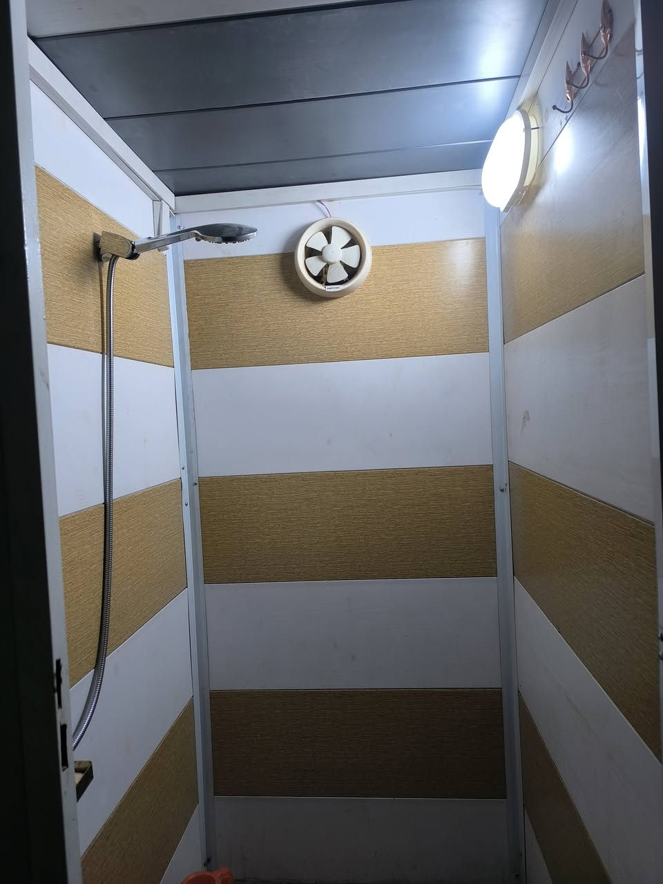 السلام عليكم 
حمام تواليت قياس متر في متر جديد استخدام شهرين مابي لي ضرر نهائيا 
السعر 350 الف 
مكاني بغداد سريع الحسينيه مقابل مدخل الثعالبه 
***********
