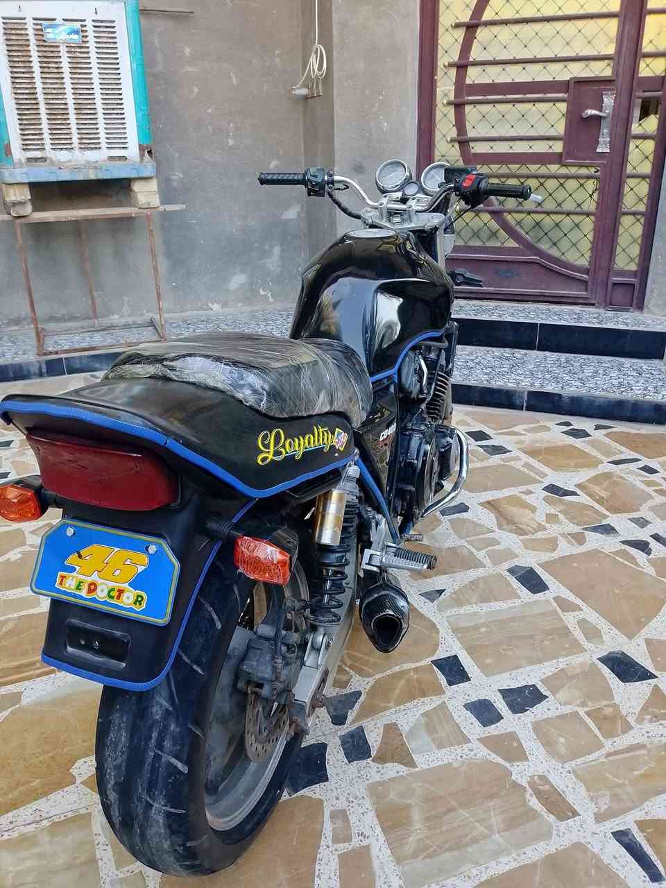 CB4
دراجه كامله
ما بيهه اي نقوصات جيب وياك فيتر وتعال 
اوارق اصوليا مدفوع كمركهه 
السعر 1500
***********
مكاني بعقوبه اتصل واني خادم

