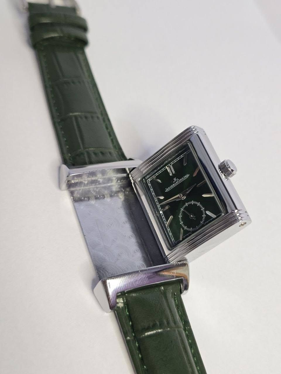 ساعة من ماركة Jaeger‑LeCoultre Reverso 

تحفة فنية 
مصممة لضباط البولو
مكينة كوارتز
وجه قلاب للحفاظ ع الساعة
ميناء فخمة اخضر ملكي مع سنتر ثواني منفصل 
زجاج معدني ضد الخدش 
مقاومة ماء وغبار 
سير جلد طبيعي
القطعة وزن ثقيل 
قفل اصلي 
مختمة بالكامل 

السعر:- 35 الف ع اول تم 
للحجز والاستفسار يرجى مراسلة الصفحه
او واتساب ***********
#ساعات #فولو #لايك #اكسبلور #متابعة
