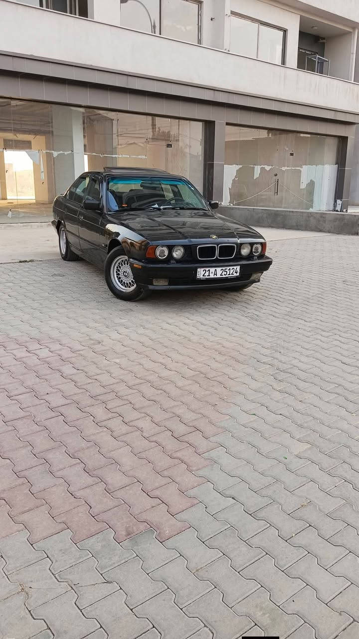 بي ام 525 اصل كبس عدل.موديل 1991. كير اوتوماتيك.تبريد شغال.سقف سلايت.تشغيل عن بعد. بجم عريض. 4جامات كهرباء. نظام سبورت ايكو شغال.بطاقة بنزين موجود. سنوية لحد 2027 .سنوية باسمي شرط تحويل.سعر65ورقة بيها مجال قليل. رقم موبايل *********** الشراي يخابر رجاء.مكان السيارة كركوك.
