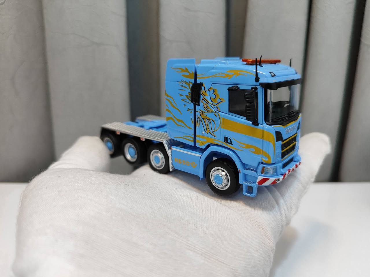 Scania R650 4-axle (1:64) by MASDI
شاحنة سكانيا (ذات 4 محاور للعجلات) بقياس 1:64

من شركة MASDI العالمية المعروفة، صناعة بجودة عالية وتفاصيل دقيقة

قطعة مميزة لعشاق الشاحنات الأوروبية والمصغرات بقياس 1/64

مزيد من التفاصيل على الخاص

متوفر توصيل


**إذا كنت صاحب هذا الإعلان وتريد حذفه لأي سبب، رجاءا أرسل رسالة إلى الدعم الفني**