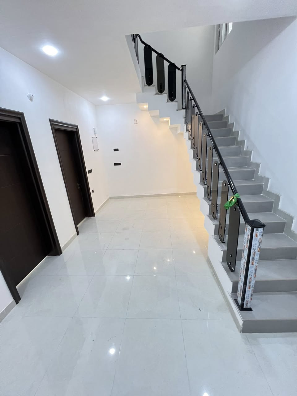 🏠دار للبيـــــــــــع

فـٓـــي حــــــي الطيـــــارة بدايـــــــة شــــــارع 25 فرعـــــــي
_________________
المساحــــــة // 118.5م #طابـــــو #زراعـــــــي #صــــــرف
الواجهـــــــــة // 6.75م
النـــــــــــــــزال // 17.5م
_________________

🧱🏗️ #الطابــــــــــــــق #الأرضـــــــــــــي
غرفــــــــــة وصالـــــــــة وهـــــــــول ومطبـــــــــخ ومجمــــــــــــع صحيــــــــــات وطارمـــــــــــة وصحيـــــــــات خارجيــــــــــة  ...
🧱🏗️ #الطابــــــــــــــق #الثانــــــــــــــــي
غرفتيـــــــــن وهــــــــــول ومجـمــــــــع صحيـــــــــات ...
_________________
____________💲
للأستفســـــــار عــــــن السعــــــــر يرجـــــــىٰ تـــــــرگ تعليـــــق (السعــــــــر) #وسيتــــــم #الـــــرد #خــــاص
____________💲
_________________
#مكتـــــــــب
          🧱🏗️أمــــــــلاك بابــــــــل للعقـــــــار🧱🏗️
#الكائـــــــــن
   شارع_الكرامة_قرب_الضريبة_مقابل_التخطيط_العمراني
         ***********📞☎️📞***********
_____________________________________________
