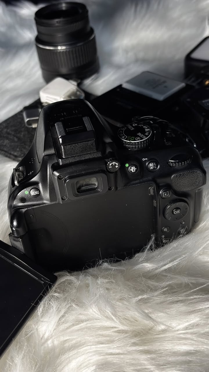 السلام عليكم كامرة نيكون 5200كامرة نضيفة الله شاهد 
صورفوتو فيديوهات معه عدسة+بطاريتين +شاحنتين +رام 64ك+حزام +جنطة السعر 500مكاني كربلاء بيعة مستعجلة رقمي ‭٠٧٨٣ ٨٣٨ ٨٤٥١‬
