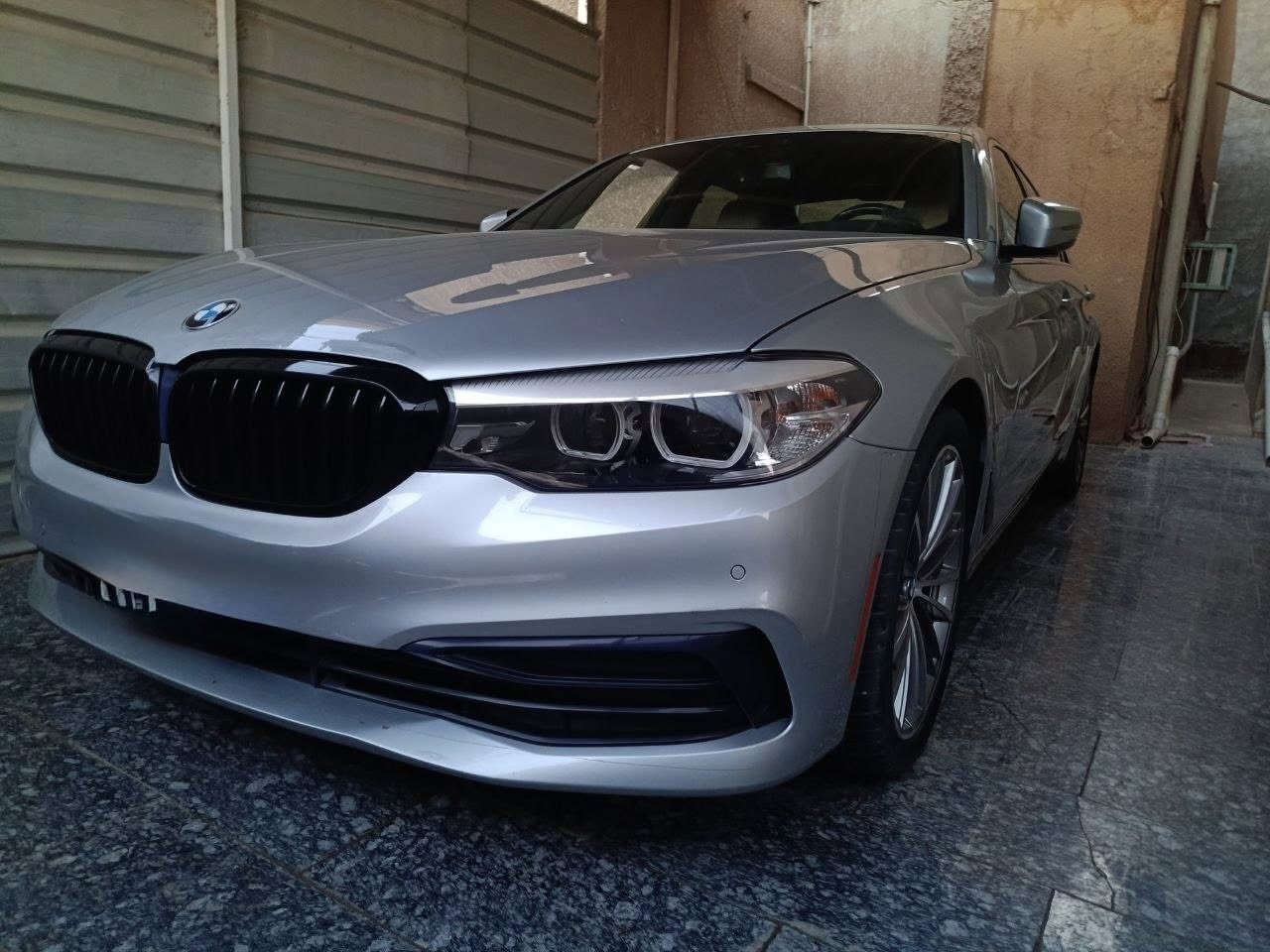 بسم الله الرحمن الرحيم
فرصة ثمينة
BMW 530i - وارد أمريكي (نظافة لاتوصف) 
2019  رقم بغداد 
لأصحاب الذوق الرفيع والباحثين عن  الزيرو
السيارة ملكية ونظافة استثنائية، استخدام قليل جداً والسبب (عندي دراجة) يعني السيارة أغلب وقتها مرتاحة بالكراج.
المواصفات والتفاصيل:
• الموديل: 2019.
• اللون: رصاصي (مميز جداً).
• المحرك: 2000 Twin Turbo (4 سلندر) - عم وقوة واقتصادية.
• المسافة المقطوعة: 45,600 كم (حقيقي  امانة الله ورسولة).
• المواصفات: فول مواصفات الـ 530 المعروفة (فتحة، شاشة كبيرة، كراسي جلد بيجي' رادار امامي جانبي خلفي'جنطة كهرباء 'داتا شوب، تحكمات، بصمة، وباقي التكنلوجيا المتطورة).
حالة السيارة (الأمانة):
• الضرر: (أصبع واحد فقط) والسيارة مكفولة من كل نواحي النقص.
• النظافة: السيارة "ولا غلطة"، داخلها وخارجها بحالة الوكالة. إذا شفت بيها خلل واحد تعتب عليّ.
• الضمان: أنطيك بيها ضمان "5 سنوات" من الثقة.. سيارة مخدومة وجاهزة وما محتاجة برغي.
• الصور: متوفرة حالياً وصورها بأمريكا أيضاً موجودة للي يحب يتأكد من الضرر البسيط.
السعر وتفاصيل البيع:
• السعر المطلوب: 300 ورقة (30,000$) قفل نهائي.
• ملاحظة: السيارة مكلفتني 390 ورقة، والبيع بهذا السعر لغرض إكمال مشروع بناء فقط.
السيارة أمانة الله ورسوله، الي يشتريها يدعيلي.
للاستفسار والاتصال مباشرة بالمالك:
📞 ***********
مكاني بالحلة
