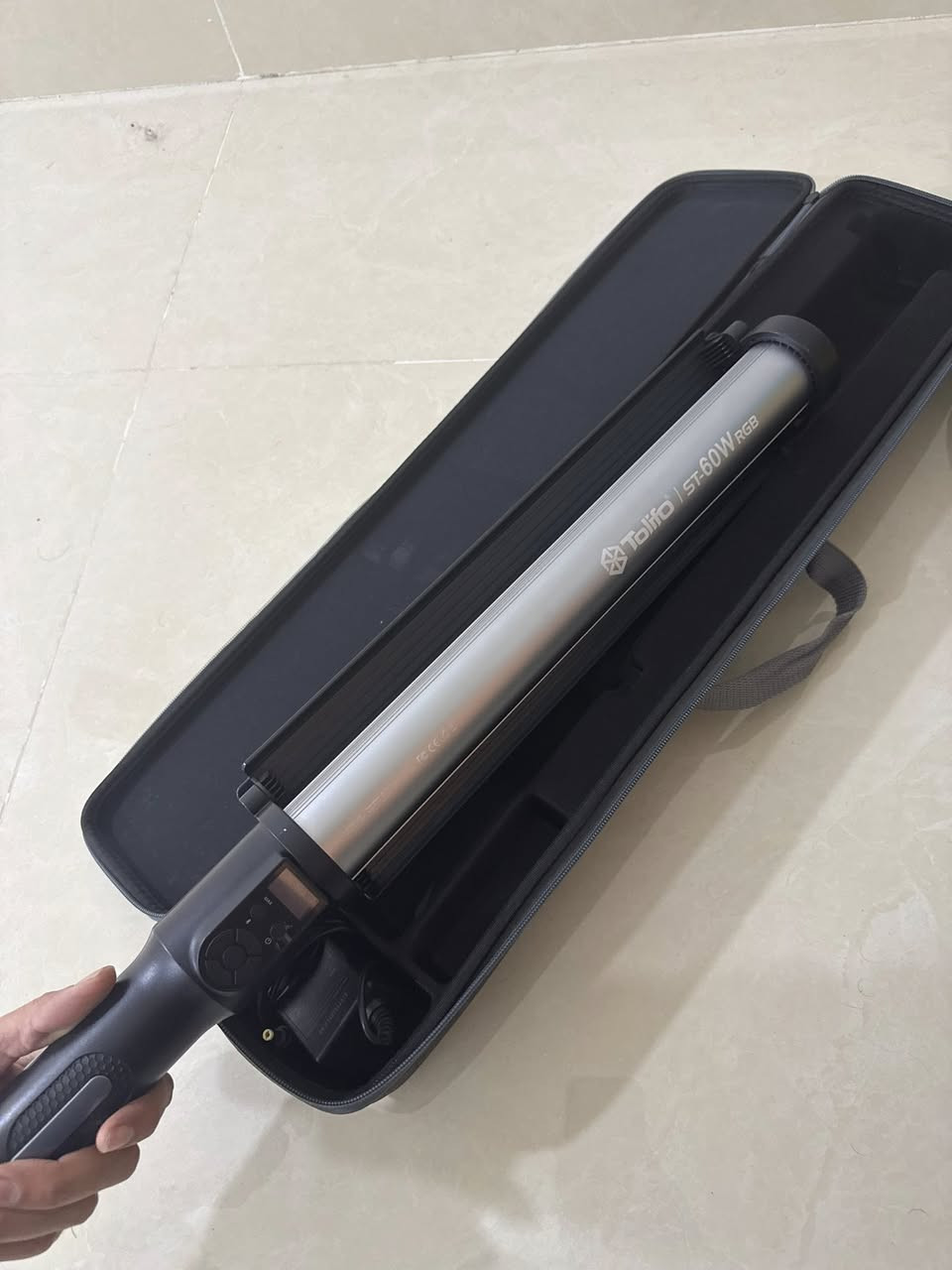 البيع
اتصال على رقم ‭٠٧٧٥ ١١٥ ١٠٩٣‬
او واتساب فقط 📞
ضاءة احترافية من نوع RGB بقوة 60 واط مناسبة للتصوير الفوتوغرافي والفيديو وصناعة المحتوى تتميز بإمكانية تغيير الألوان بالكامل (RGB) مع تحكم بدرجة حرارة اللون تعطيك إضاءة ناعمة وقوية بنفس الوقت
 • مناسبة الريلز اليوتيوب وتصوير المنتجات
 • بطارية قابلة للشحن وسهلة الحمل
 • تحكم بالإضاءة والألوان بدقة
 • تصميم عملي وخفيف
