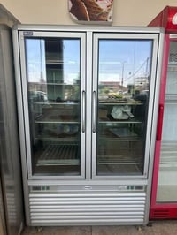 اغراض محل مثلجات لبيع 07700004148