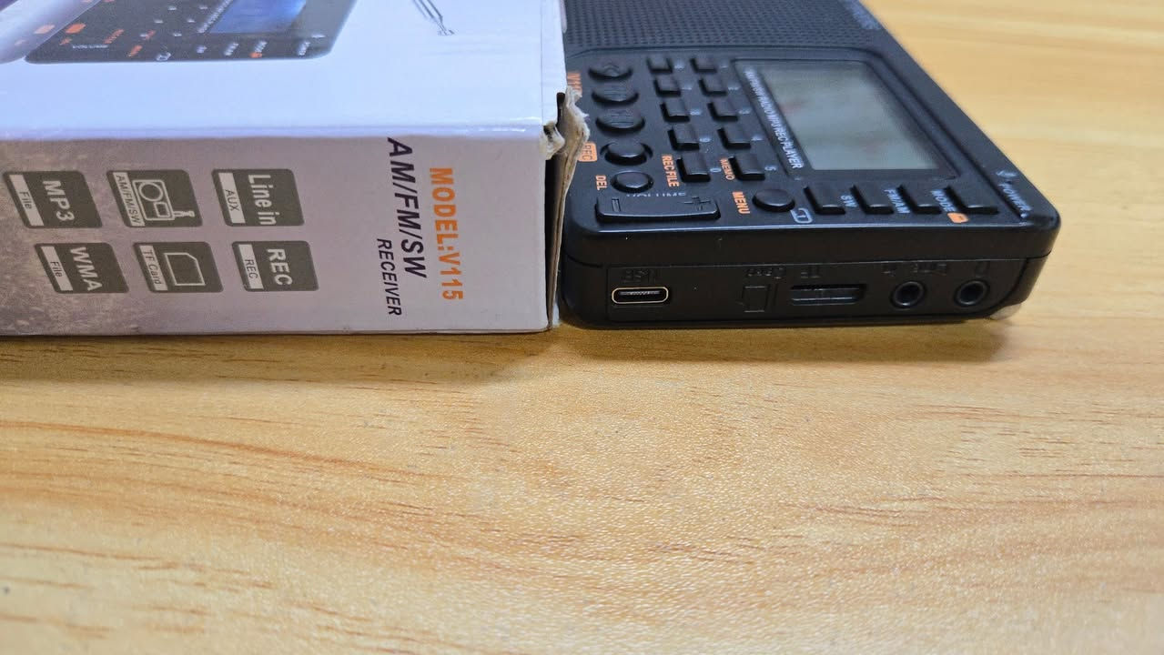 Retekess
راديو تحفه بحجم كف اليد
مواصفات متعدده وكثيره بهذا الموديل
سماعة خارجية مدمجة بصوت واضح 
مخرج سماعة رأس 3.5 ملم
تحكم بمستوى الصوت
تسجيل مباشر من الراديو
تسجيل صوت خارجي عبر المايك المدمج
حفظ التسجيلات على كرت الذاكرةيشغل ملفات MP3
يدعم كرت ذاكرة Micro SD / TF Card
أزرار تحكم مباشرة تشغيل - إيقاف - تقديم - تأخير
بطارية ليثيوم قابلة للشحن 
شحن عن طريق منفذ USB
استهلاك طاقة منخفض
ومواصفات اكثر بعد 
للاستفسار مراسله الصفحه
***********
