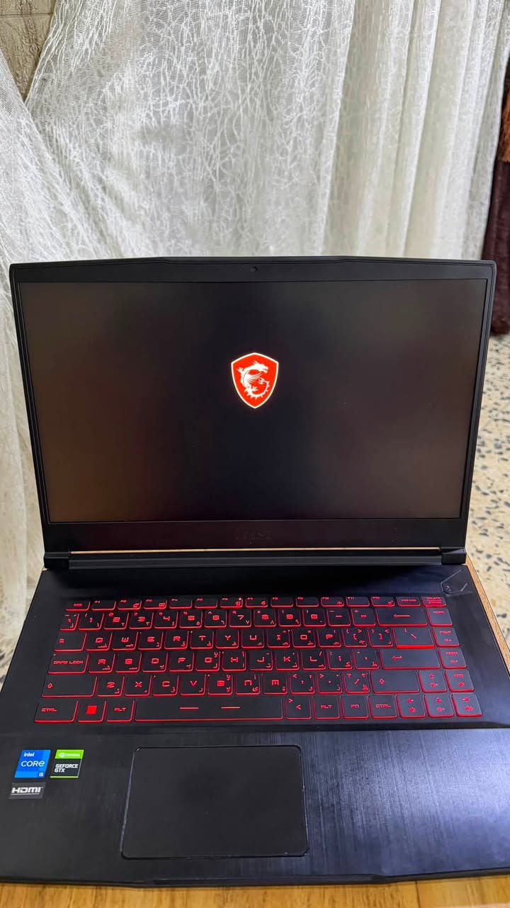 السلام عليكم
للبيع لابتوب MSI GF63 Thin 11SC بحالة ممتازة 🔥

💻 المواصفات:

* الموديل: MSI GF63 Thin 11SC

* المعالج: Intel Core i5-11400H (جيل 11) – 6 Cores / 12 Threads – حتى 4.5GHz

* كرت الشاشة: NVIDIA GeForce GTX 1650 Max-Q 4GB GDDR6

* الكرت المدمج: Intel UHD Graphics

* الرام: 16GB DDR4 3200MHz (Dual Channel)

* التخزين: 512GB NVMe SSD (Micron 2400)

* الشاشة: 15.6” Full HD (1920×1080)

* نظام التشغيل: Windows 11 الاصلي

✅ مناسب للألعاب، الدراسة، البرمجة، التصميم، والمونتاج.

✅ يشغل GTA V، EA FC 26، Valorant، CS2، Fortnite وغيرها بأداء ممتاز.

📦 الحالة: مستخدم استعمال شخصي وبحالة ممتازة.

🔌 الشاحن الأصلي موجود.

💰 السعر المطلوب: 650,000 الف وبيها مجال بسيط


**إذا كنت صاحب هذا الإعلان وتريد حذفه لأي سبب، رجاءا أرسل رسالة إلى الدعم الفني**