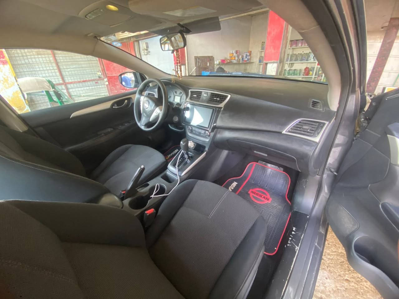 السلام عليكم 
نيسان سنترا. 2017 امريكي ضربه وحده موجوده بالصور مبدل بنيد. محرك 1800 السياره شماليه تريد سنويه تريد وكاله بكيفك. مواصفات S بيها طختين عاديه مال شارع. يعني بوليش ترجع جديده.  كير مكينه تبريد كفاله عامه 
السياره بيها نقوصات بسيطه توكع من سعر السياره. 
المكان بغداد المنصور السعر 105$
***********
