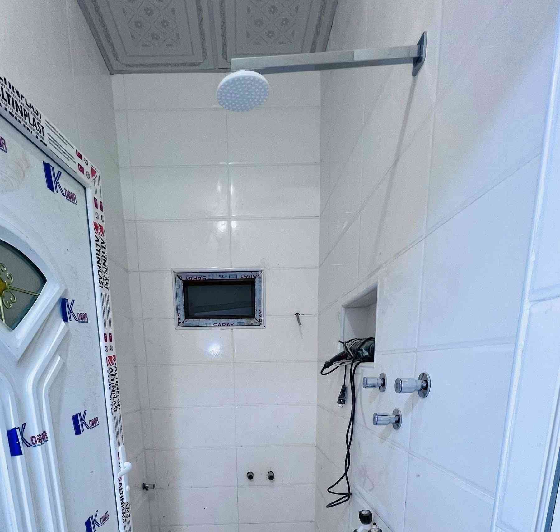 بيت للبيع مساحه 100 متر زراعي سند 25  مشمول بالتطويب. رقم  العقار 1094/60مرقم من قبل لجنة التطويب العنوان التقيه مجاور مجمع الروان بناء طابوك سقف وبتلو صب كونكريت مسلح شغل درجه اولى بيبان قاصه شبابيك المنيوم 
يتكون غرفه وصاله ومطبخ واستقبال وصحيات وطارمه 
الاستفار مراسله الصفحه او اتصال ***********
