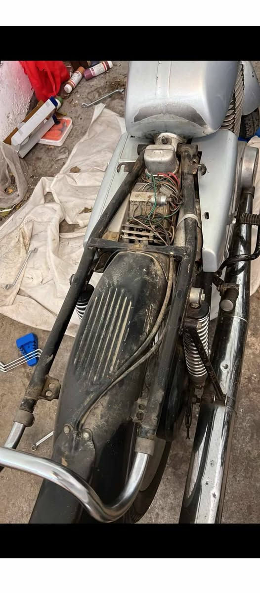 سلام عليكم تحياتي للجميع مرخصة الادمن ماطور ١٩٨٢ باله للبيع بلادي ستندر مامفتوحه مكينته كل غراضها بلاديه الاستفسار الرقم *********** تحياتي للجميع
