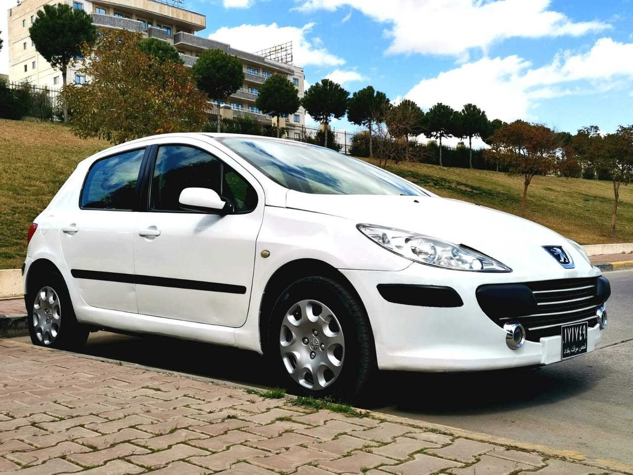 Pueget 307
بیجۆ
2006
ئارمی سلێمانی 
ئارمی تازەیە
گێر و مەکینە لۆکە سفر حسابکە
 پارچە هەمووی تازەیە
بێ لێدراو. واتە سەیارەکە دەعمی نیە
سەیارەکە بێ مەسرەفە 
تایە و ویلیش تازە و لۆک تازە بەستراوە 
کارەبای هەمووی لەسەر شەریکە
مواسەفات
گێری ئۆتۆماتیک
گێر عادی
دوو مۆدی لێخورین.  بەفر... سپۆرت
تەبرید
سەلاجە
ڤۆلیۆم
لایت کارەبای
ئاوێنە کارەبای
جام کارەبا
دەبڵ ئێرباگ
ڤلچە ئۆتۆ
کوشن جەگ
سەیارەکە جایزە زۆر زۆر زۆر
هایدرۆلیکی گێر و رۆنی مەکینە و پلاکی شەریکە گۆراوە
نرخ : 50 وەرەقە و یەک تۆززز ماعامەلە
*********** 
سلێمانی. السليمانية, العراق
