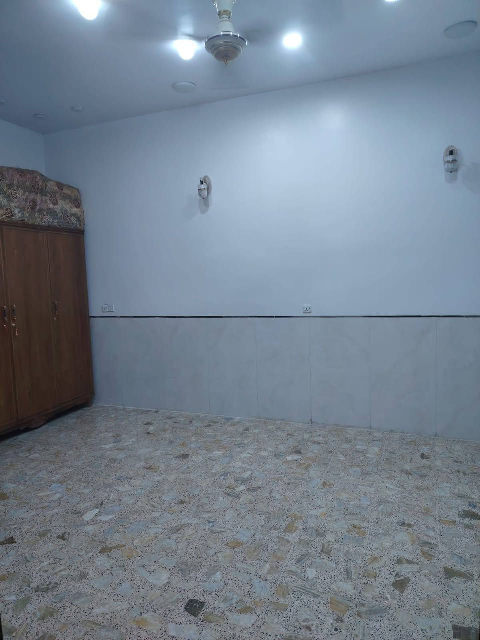 بيت بناء حديث زراعي الزعفرانية الشارعين سيد هاشم قرب دائره الكهرباء
مساحه 150 وجها 7.5 اربع غرف نوم واستقبال وصالتين حمامات 4 بناء متعوب عليه منطقه كامل جميع الخدمات قريب جداً على شارع السعر 185 وبيه مجال بسيط 
الباقي تفاصيل اتصل ***********

