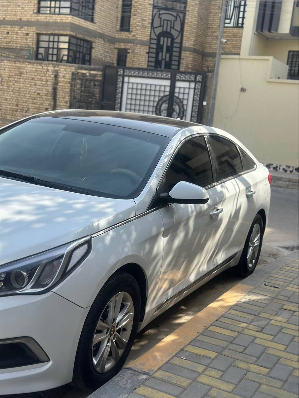 السلام عليكم هيونداي سوناتا 2017 وارد كندي بدون ما امدح بحلالي بس تجي وتحكم على  السيارة شلون نظيفة 
السيارة انظف سوناتا بالعراق  من ناحية لا شخط ولا بارد  فقط رصعة بالجاملغ الخلفي كد اصبع 
السيارة مدخلها على ايدي زيرو بسنة ال ٢٠١٧ مكينة وكير كفاله  حدادية تبريد كلها كفاله. 
السيارة بيها صبغ  فقط المدكر الامامي وشوي من البنيد باقي السيارة كفاله كلششش
الجناية يعرفون الفرق بين الامريكي والكندي
السيارة دواخل عسلي 
شاشة حجم كبير 
شفتات ستيرن
رادار امامي خلفي 
حساسات خلفي وامامي 
السيارة بيها هواي مواصفاات 
+ عليها تضليل اصلي من شركة هيونداي وشرط بيها وصل ضمان ١٠ سنوات سعر التضليل ٥٠٠ دولار 
بكيفك تريد تشيله تخلي براحتك 
السيارة تخبل احلى من الصور 
رقمها اربيل تريد تحويل او وكالة 
مكان السيارة. البصرة ياسين خريبط 
رقم الهاتف ***********
سعرها 128 وبيها مجال حك الجية البصرة, العراق
