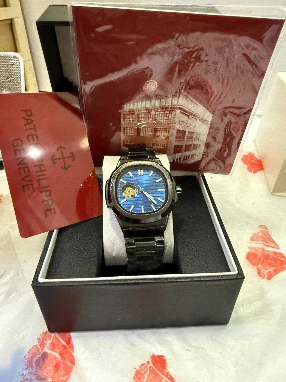 السلام عليكم ورحمة الله وبركاته 
باتك فلب 
اوتوماتيك 
ظد الماء والخدش مكينه كشف
وياها كتلوكها وكارت الضمان 
ملحقات كامله 
الساعه فلول كوالتي 
سعرها 60 مع التوصيل وبيها مجال للشراي
أتواجد خاص + واتساب***********❤️
يوجد توصيل 🌹🌹🌹
