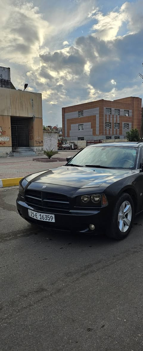 السلام عليكم
 الجارجر للبيع موديل 2010
بيها جاملغ خلفي...
صدر وكير ومحرك مكفول شاشه كامرات خلفي امامي
تخم تاير بيها حديد الغرفه كلها مغلفه ارضيه والتكم
تبريد ثلج... 
 ***********
