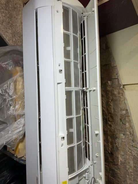 سبلت توسوت مستخدم جداً قليل 2طن 
سبب البيع خلينه منظومة  طاقه شمسيه ولازم تحول سبالت البيت الى انفيرتر 
سبلت كامل هو والقطعه البارده والقطعه الحاره والبوريات
السعر موجود كدامكم وبي مجال 