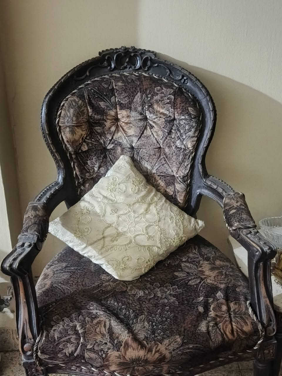 سلام عليكم تخم زان مصري نقش اربع كراسي صغار ثنين كبار بدون طبلات
تواصل ***********
