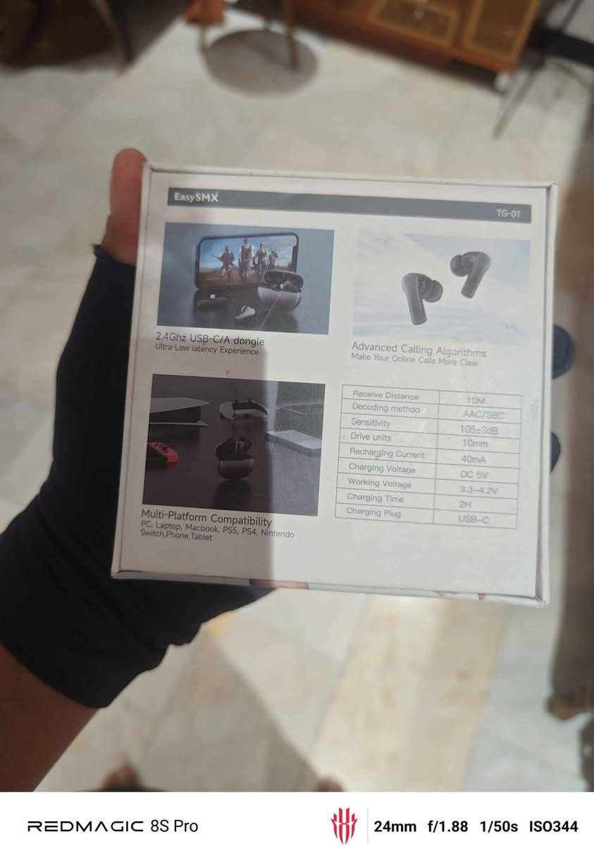 الكل 
تظهر الصورة سماعات أذن لاسلكية من نوع EasySMX TG-01 VR TWS. تم تصميم هذه السماعات خصيصاً للألعاب (Gaming) وتتميز بزمن تأخير منخفض جداً لتوفير مزامنة صوتية دقيقة أثناء اللعب. 
Prom
Prom
 +1
المميزات الرئيسية:
اتصال مزدوج: تدعم الاتصال عبر تقنية Bluetooth V5.0 وأيضاً عبر اتصال لاسلكي عالي السرعة بتردد 2.4 جيجاهرتز لتقليل التأخير.
توافق واسع: يمكن توصيلها بأجهزة متعددة تشمل الكمبيوتر الشخصي (PC)، وPS4، وPS5، وNintendo Switch، ونظارات الواقع الافتراضي مثل Meta Quest 2.
عمر البطارية: توفر السماعات ما يصل إلى 5 ساعات من الاستخدام بشحنة واحدة، وتصل المدة الإجمالية إلى 25 ساعة عند استخدام علبة الشحن.
تحكم لمسي: تدعم التحكم من خلال اللمس لإدارة الموسيقى والمكالمات بسهولة.
تصميم مريح: تتميز بوزن خفيف وتصميم مريح للأذن للاستخدام الطويل. بغداد, العراق


**إذا كنت صاحب هذا الإعلان وتريد حذفه لأي سبب، رجاءا أرسل رسالة إلى الدعم الفني**