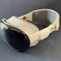 Apple vision pro  512 GB  حقيبة نقل وباند رأس اضافي  بدون البوكس  واتس...