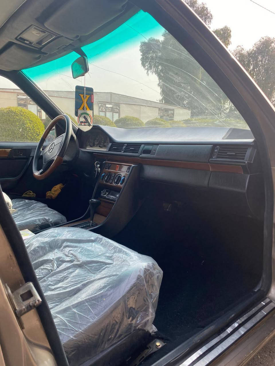 السلام عليكم 
مكلف بلنشر رقم صاحب السيارة*********** مصطفى 
للبيع مارسيدس دب موديل 89 السيارة مصبوغة عام للجمالية كير محرك بلاد تبريد شغال مكينه 300 حدادية 70% قواعد دبل بلاد بيها نواقص قليلة السعر70 وبيها مجال شرط التحويل
