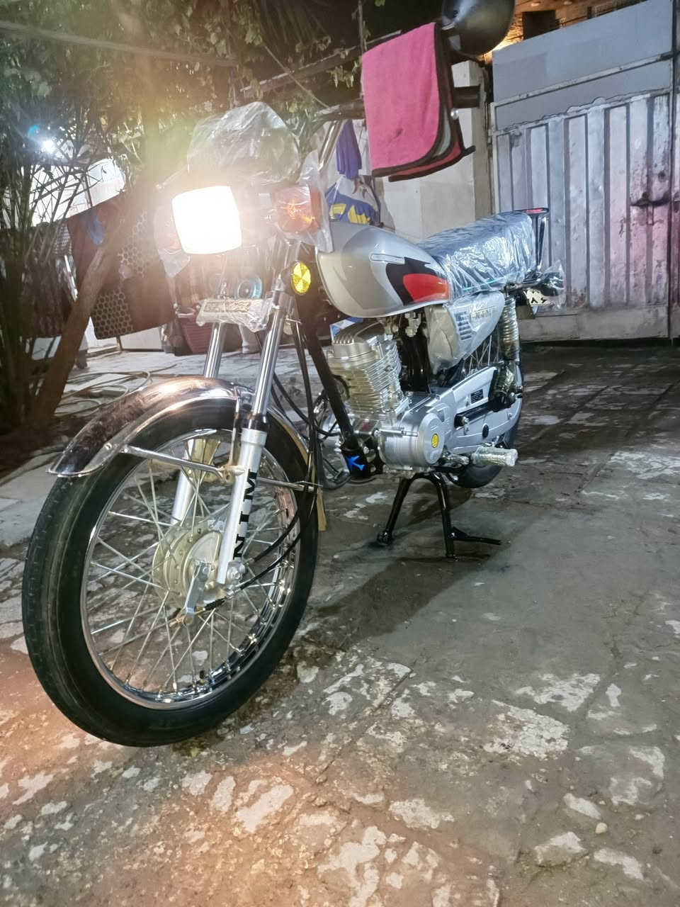 سلام عليكم نامه امتياز للبيع موديل 26 صالها اقل الشهر من طالعه من الوكيه شبه الشلامجه كلها شغاله دراجه جديده اوراق سكنر سعرها 650 وبيها مجال قليل مكاني بابل الحله شارع 80 مال كربلاء ***********
